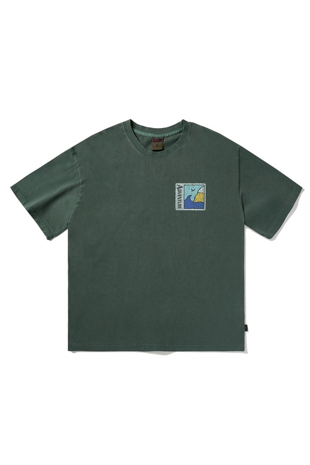 마운틴 어드벤처 크랙 반팔 티셔츠 FST736은 남녀 모두 착용 가능한 캐주얼 스타일의 반팔 티셔츠입니다. 봄, 여름 시즌에 적합하며, 릴랙스핏과 루즈핏으로 편안한 착용감을 제공합니다. 부드러운 면 소재에 피그먼트 워싱 처리, 고온 염색 공정, 멀티 워싱 효과를 더해 빈티지한 컬러감과 독특한 크랙 프린팅 무늬를 연출했습니다. 라운드넥 디자인에 화이트, 다크그레이, 베이지, 네이비, 퍼플, 블루그린 6가지 다채로운 색상으로 출시되었습니다. 일상생활에서 편안하게 즐겨 입을 수 있는 아이템입니다.
