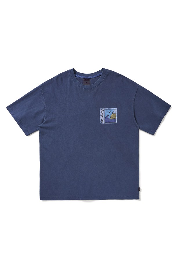 마운틴 어드벤처 크랙 반팔 티셔츠 (FST736)는 빈티지한 감성을 살린 캐주얼 스타일의 반팔 티셔츠입니다. 부드러운 면 소재로 제작되어 편안한 착용감을 제공하며, 릴랙스 핏으로 여유로운 실루엣을 연출합니다. 라운드넥 디자인으로 일상, 캐주얼 룩에 활용하기 좋으며, 봄, 여름 시즌에 적합합니다. 총 6가지 다채로운 컬러(화이트, 블루그린, 베이지, 네이비, 퍼플, 다크그레이)로 출시되어, 취향에 맞게 선택할 수 있습니다. 피그먼트 워싱 가공을 거쳐 자연스러운 워싱 효과를 내며, 고온 염색 공정으로 제작되어 제품별 색상 차이가 있을 수 있습니다.
