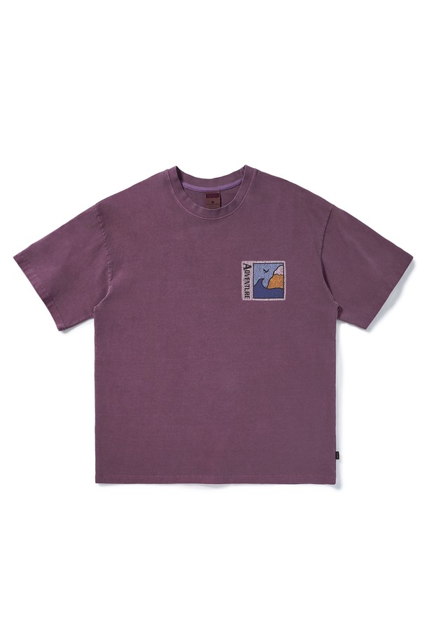 마운틴 어드벤처 크랙 반팔 티셔츠 FST736는 남녀 모두 착용 가능한 캐주얼하고 스포티한 스타일의 반팔 티셔츠입니다. 면 소재로 제작되어 부드러운 촉감을 제공하며, 봄, 여름 시즌에 일상 및 아웃도어 활동 모두에 적합합니다. 피그먼트 염색 가공과 고온 염색 공정을 거쳐 독특한 색감과 에이징 특성을 느낄 수 있으며, 불순물 제거로 깔끔한 마감을 자랑합니다. 라운드넥 디자인에 레귤러핏으로 편안하게 착용 가능하며, 산책룩, 여행룩 등 다양한 TPO에 맞춰 활용할 수 있습니다. 화이트, 블루그린, 베이지, 네이비, 퍼플, 다크그레이 등 6가지 다채로운 컬러로 만나보세요.
