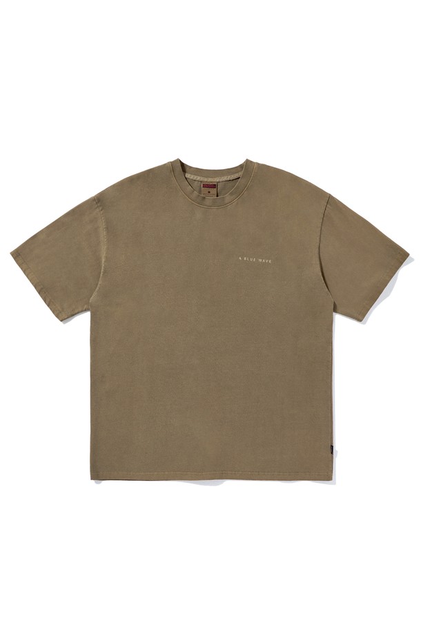 블루웨이브 피그먼트 반팔 티셔츠 (FST733)는 남녀 공용으로 착용 가능한 캐주얼 스타일의 반팔 티셔츠입니다. 부드러운 면 소재에 피그먼트 워싱 가공을 더해 자연스러운 색감과 빈티지한 매력을 살렸으며, 라이트그레이, 다크그레이, 브라운, 화이트 4가지 색상으로 만나보실 수 있습니다. 레귤러핏 라운드넥 디자인으로 일상에서 편안하게 착용하기 좋으며, 워싱 특성상 원단 스크래치, 얼룩, 봉제선 주름이 있을 수 있습니다.
