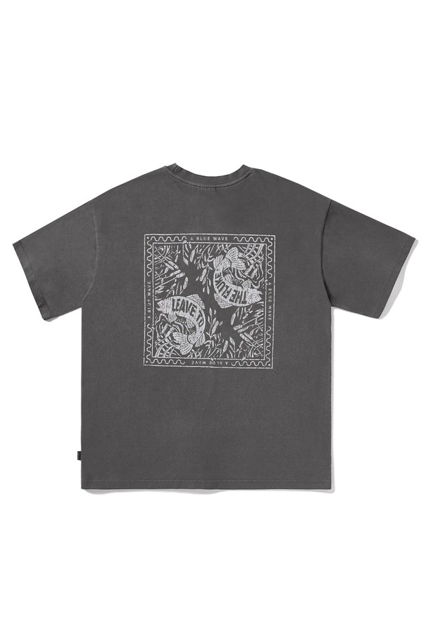 블루웨이브 피그먼트 반팔 티셔츠는 부드러운 면 소재에 피그먼트 워싱 처리하여 자연스러운 색감과 빈티지한 무드를 연출합니다. 라이트 그레이, 다크 그레이, 브라운, 화이트 4가지 컬러로 출시되었으며, 고온 염색 공법으로 제작되어 편안한 착용감을 선사합니다. 시간이 지날수록 특유의 색감 변화를 즐길 수 있으며, 레귤러핏으로 다양한 스타일에 활용하기 좋습니다. (단, 제품별 피그먼트 공정 특성상 색상 차이가 있을 수 있습니다.)
