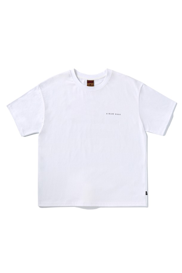 블루웨이브 피그먼트 반팔 티셔츠 FST733는 남녀 공용으로, 봄, 여름에 캐주얼하고 빈티지한 스타일을 연출하기 좋습니다. 라이트그레이, 다크그레이, 브라운, 화이트 4가지 컬러로 출시되었으며, 면 소재에 피그먼트 워싱 가공을 더해 자연스러운 색감과 부드러운 촉감을 선사합니다. 고온 염색 공정으로 불순물을 제거하고 여러 번 세탁한 듯한 빈티지한 색감과 텍스처를 살렸으며, 제품별로 색상과 질감의 차이가 있을 수 있습니다.
