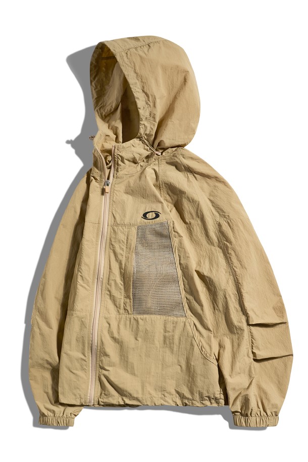 스톰 윈드브레이커 재킷 CJK113는 남녀 공용으로, 일상, 아웃도어, 스포츠 활동에 적합한 윈드브레이커입니다. 블랙, 화이트, 베이지 3가지 컬러로 출시되었으며, 봄, 여름, 가을 계절에 착용하기 좋습니다. 레귤러 핏에 레귤러 기장으로, 후드 탈부착이 가능하며, 메쉬 포켓과 스트링 조절 기능, YKK 지퍼, 반사 로고, 패커블 디자인, 쿨링 기능이 특징입니다. 가볍고 시원한 착용감을 제공하며, 냉감, 통기, 경량, 재귀반사, 사이즈 조절 기능으로 활동성을 높였습니다. 스포티, 캐주얼, 미니멀 스타일을 연출하기 좋습니다.
