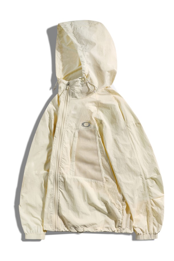 스톰 윈드브레이커 재킷 CJK113은 남녀 공용으로, 일상, 아웃도어, 캠핑 등 다양한 용도로 활용 가능한 윈드브레이커입니다. 블랙, 화이트, 베이지 3가지 컬러로 출시되었으며, 봄, 여름, 가을 계절에 적합합니다. 레귤러핏의 얇고 부드러운 나일론, 폴리에스테르 혼방 소재로 제작되었으며, 방수, 통기, 경량 기능과 패커블 기능으로 휴대성을 높였습니다. 후드 탈부착, 메쉬 포켓, 스트링 스토퍼, YKK 지퍼, 야간 반사 로고, 전면 4개 포켓, 스토리지 파우치 등 아웃도어 활동에 유용한 다양한 특징을 갖추었습니다. 캠핑룩, 여행룩, 등산룩, 스포티, 캐주얼, 미니멀 스타일을 연출하기 좋습니다.
