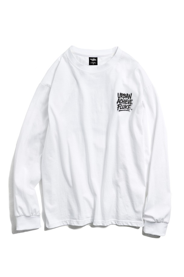 플루크 어반 라이프 오버핏 긴팔 티셔츠 FLT129는 남녀 공용으로 착용 가능한 긴팔 티셔츠입니다. 부드러운 촉감의 면 소재로 제작되어 봄, 가을에 편안하게 입을 수 있으며, 일상복으로 적합합니다. 오버핏 디자인과 라운드넥으로 캐주얼, 스트릿 스타일을 연출하며, 스프레이 아트 디자인과 입체적인 라바 프린팅이 돋보입니다. 넥라인 립테이프 마감, 사이드 라벨 디테일, 고밀도 프리미엄 원단, 열처리 가공 및 이중 워싱 처리로 완성도를 높였습니다.
