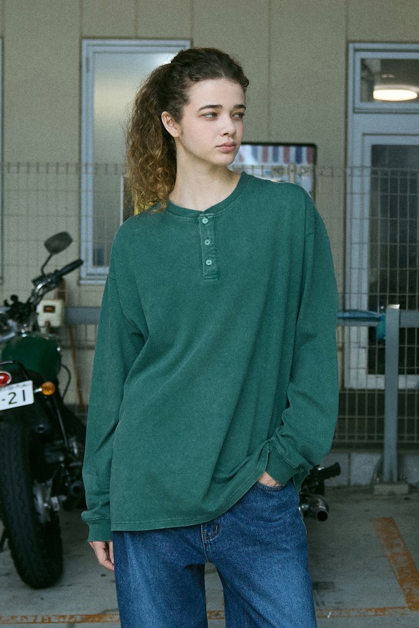 플루크 어반 헤리티지 헨리넥 로고 긴팔 티셔츠 FLT718는 남녀 모두 착용 가능한 캐주얼하고 스트릿한 스타일의 긴팔 티셔츠입니다. 면 소재로 제작되어 부드러운 촉감을 선사하며, 봄, 가을에 착용하기 적합합니다. 헨리넥 디자인에 오버핏으로 편안한 착용감을 제공하며, 빈티지 워싱 가공과 황화 가공 처리로 은은한 멋을 더했습니다. 네이비, 블루그린, 다크그레이 3가지 색상으로 출시되었으며, 목선 늘어짐 방지 테이프, 꼬임 방지 및 수축 방지 기능으로 실용성을 높였습니다.
