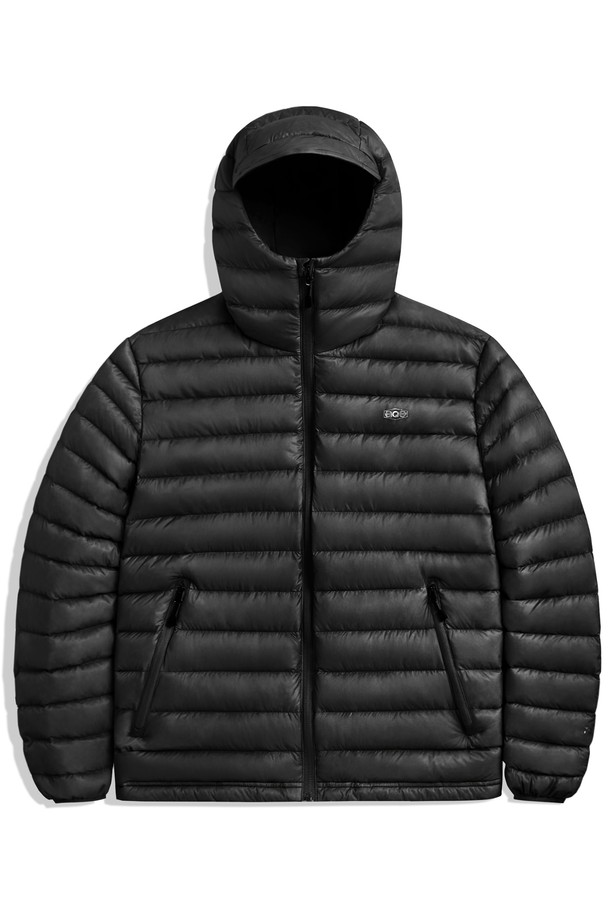 플루크 락 다운 라이트 시스루 다운 재킷 FPJ225는 남성용 아우터로, 겨울철 출근룩과 캐주얼, 스트릿 스타일 연출에 적합합니다. 가볍고 따뜻한 착용감을 제공하는 레귤러핏 다운 재킷으로, 무지 디자인에 시스루 디테일이 더해져 독특한 스타일을 연출합니다. 부드러운 나일론 소재와 두꺼운 두께감으로 보온성을 높였으며, 집업 방식으로 간편하게 착용할 수 있습니다. 안감은 패딩 처리되어 있으며, 긴 소매 기장과 다양한 스타일을 소화할 수 있는 활용도가 돋보입니다. 블랙 색상으로 출시되어 어떤 옷에도 쉽게 매치할 수 있습니다.
