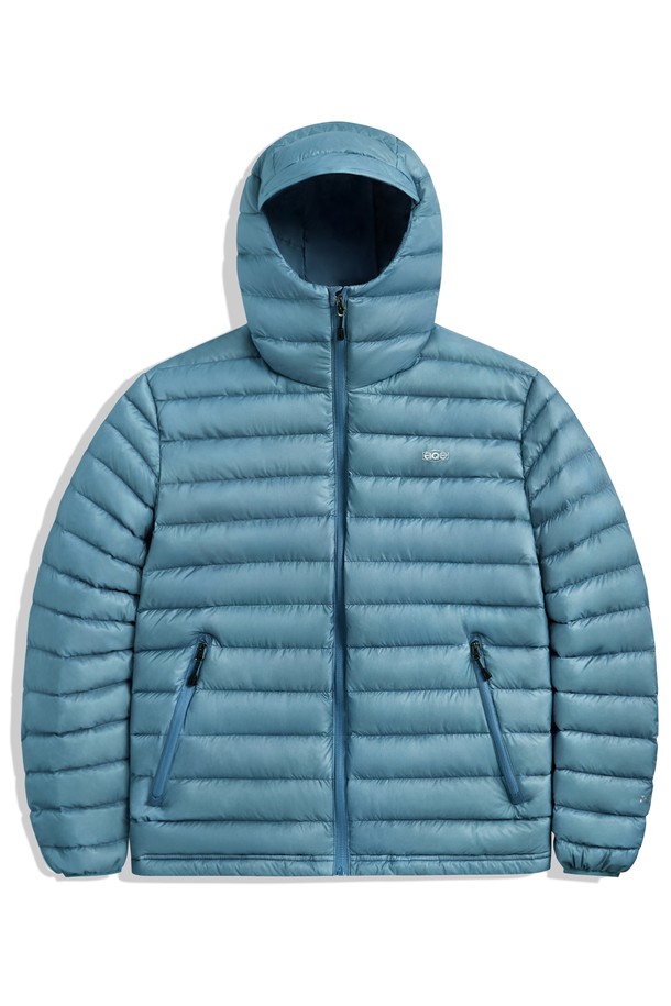 플루크 락 다운 라이트 시스루 다운 재킷 FPJ225는 남성용 겨울 아우터로, 일상과 출근룩, 여행룩에 모두 잘 어울립니다. 라이트 카키, 올리브블루, 다크그레이블랙 3가지 색상으로 출시되었으며, 캐주얼, 미니멀, 클래식 스타일을 소화하기 좋습니다. 트리코트 소재로 제작되어 부드러운 촉감을 선사하며, 두꺼운 두께감으로 보온성을 높였습니다. 하이넥 디자인과 후드 와이어, 길이 조절, 신축성, 내구성을 강화하여 편안하고 스타일리시하게 착용할 수 있습니다.
