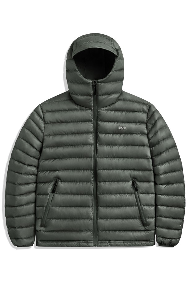 플루크 락 다운 라이트 시스루 다운 재킷 FPJ225는 남성용 다운 재킷으로, 일상과 출근룩, 여행룩에 모두 활용 가능한 캐주얼 스타일의 아우터입니다. 라이트 카키, 올리브 블루, 다크 그레이 블랙 등 5가지 다채로운 색상으로 출시되어 폭넓은 선택지를 제공합니다. 부드러운 트리코트 소재에 두꺼운 두께감으로 겨울철에도 따뜻하게 착용할 수 있으며, 레귤러핏과 집업 여밈 방식으로 편안한 착용감을 선사합니다. 하이넥 디자인과 후드 와이어 내장으로 보온성을 높였으며, 후드 길이 조절이 가능하여 실용성을 더했습니다. 또한, 신축성이 우수하고 내구성이 강화되어 활동적인 날에도 쾌적하게 입을 수 있습니다.
