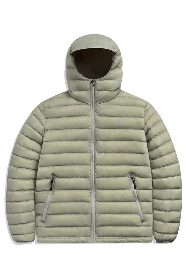 플루크 락 다운 라이트 시스루 다운 재킷 FPJ225는 일상과 아웃도어 활동에 모두 적합한 남성용 다운 재킷입니다. 나일론과 폴리에스테르 혼방 소재에 700 필파워의 구스 다운 충전재를 사용하여 보온성과 방풍 기능을 제공하며, 가볍고 부드러운 촉감을 선사합니다. 시스루 소재와 레귤러 핏 디자인으로 캐주얼, 스포티, 미니멀 스타일을 연출하기 좋으며, 조절 가능한 후드와 히든 지퍼 포켓, 패커블 디자인 등 실용적인 기능도 갖췄습니다. 4중 구조와 깃털 빠짐 최소화 설계로 높은 내구성을 자랑하며, 여행, 캠핑, 등산 등 다양한 TPO에 활용할 수 있습니다.
