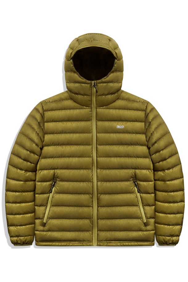 플루크 락 다운 라이트 시스루 다운 재킷 FPJ225는 일상, 여행, 아웃도어 활동에 적합한 남녀 공용 다운 재킷입니다. 5가지 색상으로 출시되었으며, 캐주얼 및 스포티한 스타일을 연출할 수 있습니다. 700 필파워 화이트 덕다운(80% 다운, 20% 페더) 충전재와 방풍 기능을 갖춰 뛰어난 보온성을 제공하며, 4중 구조 설계로 다운의 뭉침을 방지합니다. 가볍고 압축 가능한 패커블 디자인으로 휴대성을 높였으며, 조절 가능한 후드와 실리콘 프린트 로고 디테일이 돋보입니다. 레귤러핏, 지퍼형 여밈 방식, 긴소매 기장으로 편안한 착용감을 선사하는 겨울철 필수 아이템입니다.
