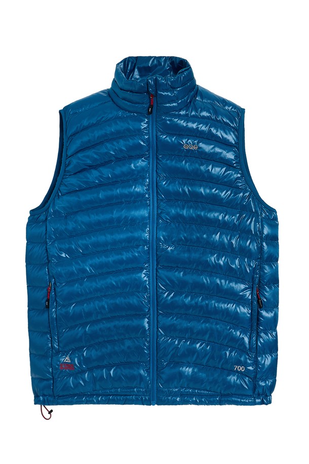 플루크 스트라이드 라이트 다운 베스트 FVT209는 남성용 다운 베스트입니다. 일상 및 캐주얼 스타일, 스포티한 무드 연출에 적합하며, 가을, 겨울 시즌에 따뜻하게 착용할 수 있습니다. 블루, 블랙 2가지 색상으로 출시되었으며, 무지 디자인에 레귤러핏으로 제작되었습니다. 나일론, 폴리에스테르 소재로 제작되어 부드러운 촉감을 제공하며, 두꺼운 두께감으로 보온성을 높였습니다. 집업 스타일의 민소매 패딩 베스트입니다.
