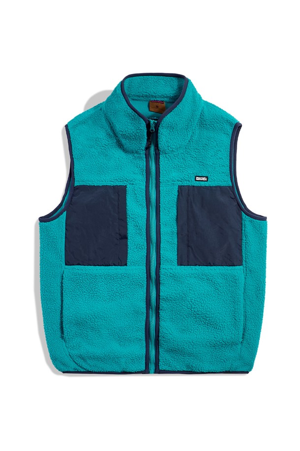 플루크 노스사이드 덤블 플리스 베스트 베이지 FVT208는 덤블 플리스 소재로 제작되어 부드러운 촉감과 뛰어난 보온성을 제공하는 남성용 베스트입니다. 캐주얼하고 스포티한 스타일을 연출하기 좋으며, 가을과 겨울에 따뜻하게 착용할 수 있습니다. 레귤러핏 라운드넥 디자인으로 편안한 착용감을 선사하며, 무지 패턴의 베이지 컬러로 다양한 스타일에 매치하기 용이합니다. 일상생활은 물론 캐주얼한 활동 시에도 활용하기 좋은 아이템입니다.
