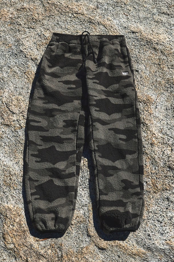 플루크 옴스테드 플리스 트레이닝 팬츠 FTP207은 남성용 트레이닝 팬츠입니다. 일상복과 스포츠 활동 모두에 적합하며, 가을과 겨울에 따뜻하게 착용할 수 있습니다. 부드러운 플리스 소재와 레귤러핏 디자인으로 편안한 착용감을 제공합니다. 카모 패턴이 적용되어 스포티하면서도 캐주얼한 스타일을 연출하며, 두꺼운 두께감으로 보온성을 높였습니다. 허리 밴딩 처리로 활동성을 더했습니다.
