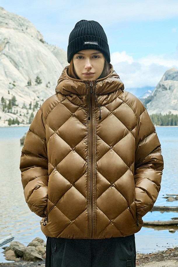 플루크 빅 오크 라이트 다운 재킷 FPJ224는 남성용 다운 재킷입니다. 겨울철 캐주얼 및 스트릿 스타일을 연출하기 좋으며, 무지 패턴의 오버핏 숏패딩으로 디자인되었습니다. 브라운과 베이지 두 가지 색상으로 출시되었으며, 두꺼운 두께감과 부드러운 촉감을 자랑합니다. 퀄팅 디자인과 경량 소재로 제작되어 편안한 착용감을 제공하며, 집업 여밈 방식과 긴 소매 기장으로 보온성을 높였습니다. 
