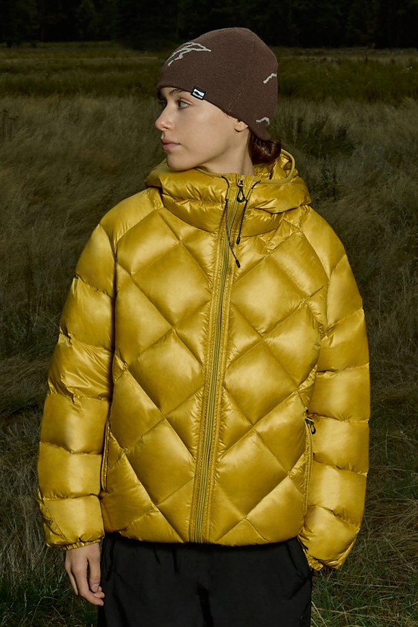 플루크 빅 오크 라이트 다운 재킷 FPJ224는 남녀 모두 착용 가능한 오버핏 스타일의 숏패딩입니다. 옐로우와 블랙, 두 가지 색상으로 제공되며, 캐주얼 및 스트릿 스타일을 연출하기 좋습니다. 두꺼운 두께감과 부드러운 촉감의 나일론 소재를 사용하여 겨울철에도 따뜻하게 착용할 수 있습니다. 퀄팅 디자인과 경량의 특징으로 활동성을 높였으며, 집업 스타일로 간편하게 입고 벗을 수 있습니다. 안감이 패딩 처리되어 보온성을 더했습니다.
