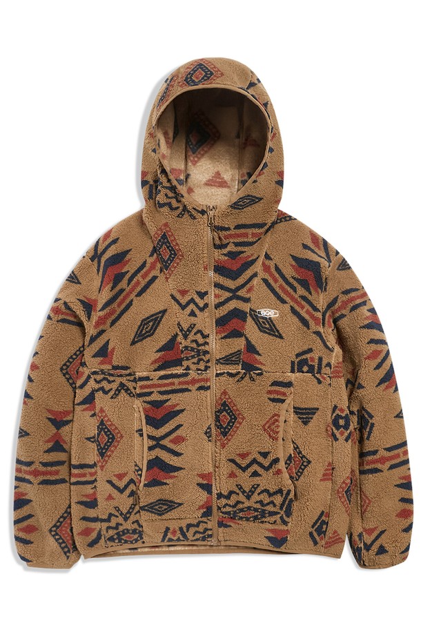 플루크 옴스테드 후드 플리스 재킷 FJK129는 일상과 캐주얼룩에 적합한 남성용 후드 플리스 재킷입니다. 두꺼운 두께감의 플리스 소재로 제작되어 부드러운 촉감을 선사하며, 가을과 겨울에 따뜻하게 착용할 수 있습니다. 기하학 및 에스닉 패턴이 돋보이는 디자인으로, 캐주얼, 스트릿, 고프코어 스타일을 연출하기 좋습니다. 레귤러핏으로 편안하게 착용 가능하며, 집업 여밈 방식과 후드 부착으로 실용성을 더했습니다. 캠핑룩이나 산책룩에 활용하여 개성 있는 스타일을 완성해보세요. 베이지 및 패턴 색상으로 출시되었습니다.
