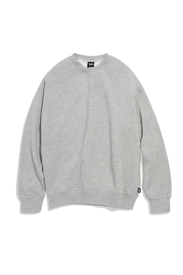 플루크 라이트 데이오프 오버핏 맨투맨 티셔츠 FMT901은 남성용 상의 카테고리에 속하는 제품입니다. 부드러운 촉감의 면 소재로 제작되었으며, 넉넉한 오버핏으로 편안한 착용감을 선사합니다. 라운드넥 디자인에 긴 소매 기장, 두꺼운 두께감으로 봄, 가을, 겨울철에 활용하기 좋습니다. 베이직하고 캐주얼한 스타일로, 출근룩이나 캠핑룩 등 다양한 TPO에 매치하기 용이하며, 미니멀, 클래식 스타일을 선호하는 분들께 추천합니다. 그레이 컬러를 포함해 총 5가지 다채로운 색상으로 만나보실 수 있습니다.
