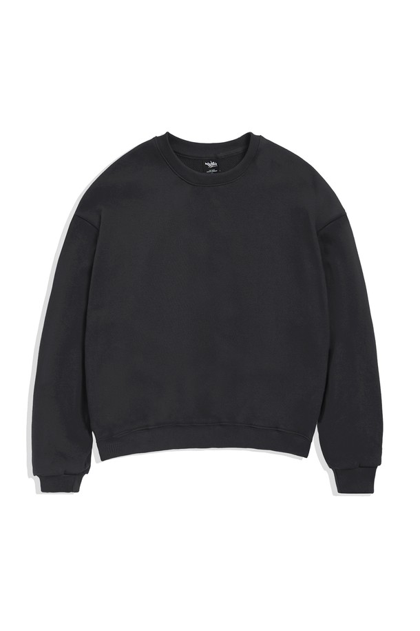 플루크 어반 스트레이트 크롭 맨투맨 티셔츠 FMT900C는 캐주얼, 스트리트, 미니멀 스타일을 소화하는 공용 제품입니다. 봄, 가을, 겨울 계절에 적합하며, 두꺼운 면 소재로 제작되어 부드러운 촉감을 선사합니다. 어반 스타일의 무지 디자인과 블랙 색상, 스트레이트 핏, 라운드넥, 긴소매, 크롭 기장으로 트렌디함을 더했습니다. 일상복으로 편안하게 착용하며 개성 있는 스타일을 연출할 수 있습니다.
