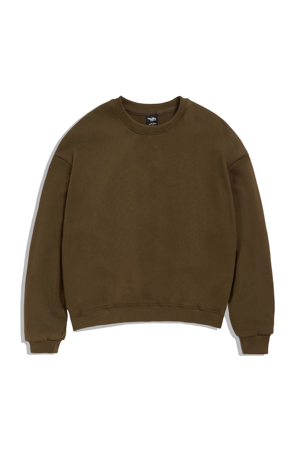 플루크 어반 스트레이트 크롭 맨투맨 티셔츠 FMT900C는 베이직한 디자인과 캐주얼 스타일을 선호하는 분들을 위한 제품입니다. 부드러운 촉감의 면 소재로 제작되어 가을, 겨울 시즌에 따뜻하게 착용할 수 있습니다. 무지 디자인에 브라운 컬러로, 어떤 하의와도 쉽게 매치하여 다양한 스타일을 연출할 수 있습니다. 스트레이트 핏과 라운드넥, 긴소매, 그리고 크롭 기장으로 트렌디한 감각을 더했습니다. 두꺼운 두께감으로 편안함과 보온성을 동시에 제공하여 일상에서 활용하기 좋습니다.
