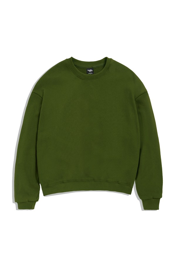 플루크 어반 스트레이트 크롭 맨투맨 티셔츠 FMT900C는 남녀 모두 착용 가능한 캐주얼, 스트릿 스타일의 맨투맨입니다. 그린, 블랙, 화이트, 그레이 4가지 색상으로 출시되었으며, 계절에 맞춰 봄, 가을, 겨울에 착용하기 좋습니다. 면 소재로 제작되어 부드러운 촉감을 선사하며, 두꺼운 두께감으로 따뜻하게 입을 수 있습니다. 크롭 기장에 스트레이트 핏으로 제작되어 트렌디한 어반 스타일을 연출하며, 라운드넥과 긴소매 디자인으로 편안함을 더했습니다. 무지 패턴으로 어떤 스타일에도 쉽게 매치할 수 있습니다.
