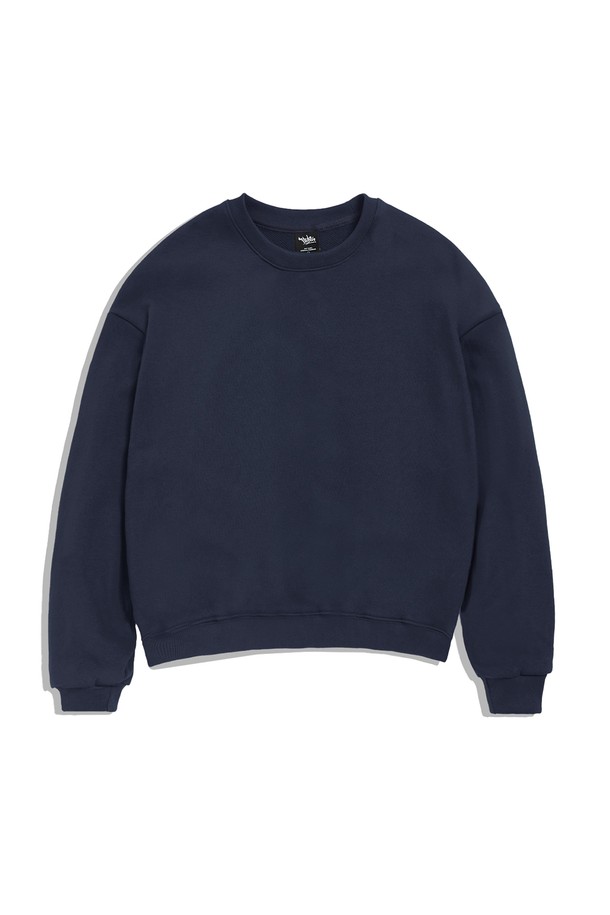 플루크 어반 스트레이트 크롭 맨투맨 티셔츠 FMT900C는 캐주얼 및 미니멀 스타일을 추구하는 분들을 위한 데일리 아이템입니다. 부드러운 면 소재로 제작되어 편안한 착용감을 제공하며, 봄, 가을, 겨울 세 계절 모두 활용 가능합니다. 크롭 기장에 스트레이트 핏으로 트렌디함을 더했으며, 라운드넥과 긴 소매 디자인으로 깔끔한 실루엣을 연출합니다. 네이비 컬러에 무지 디자인으로 어떤 스타일에도 쉽게 매치할 수 있어 산책룩으로도 손색없습니다. 
