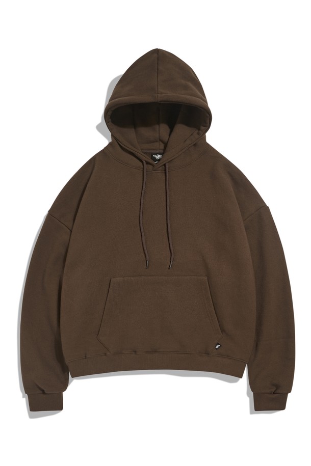 플루크 어반 스트레이트 크롭 후드 티셔츠 FHT900C는 캐주얼 및 스트리트 스타일을 위한 남녀 공용 후드 티셔츠입니다. 부드러운 면 소재로 제작되어 편안한 착용감을 제공하며, 두꺼운 두께감으로 따뜻함을 더합니다. 크롭 기장에 스트레이트 핏으로 트렌디한 스타일을 연출하며, 캥거루 포켓 디테일로 실용성을 더했습니다. 무지 디자인에 브라운 컬러로 어떤 스타일에도 잘 어울리는 기본 아이템입니다. 봄, 가을, 겨울 계절에 활용하기 좋은 긴 소매 후드 티셔츠입니다.
