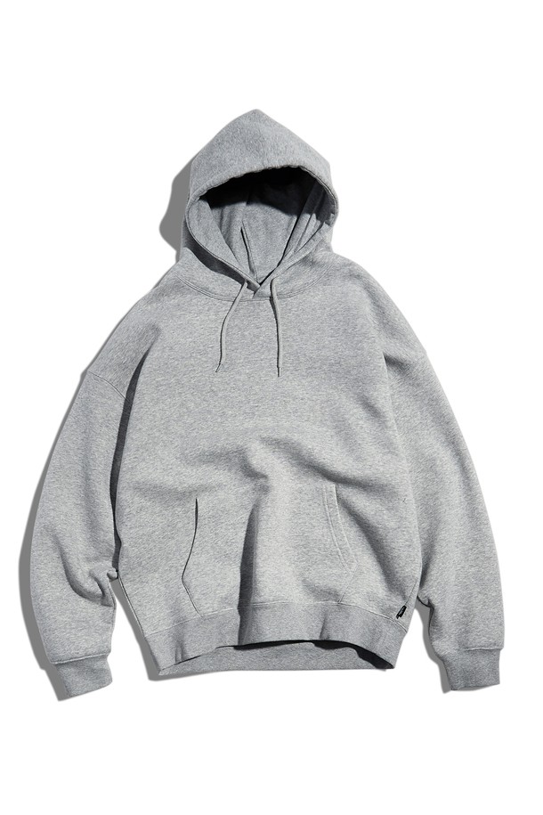 플루크 라이트 데이오프 오버핏 후드 티셔츠 FHT901은 부드러운 촉감의 면과 폴리에스테르 혼방 소재로 제작되어 편안한 착용감을 선사합니다. 바이오워싱 가공을 거쳐 수축률을 낮추고, 피부 자극을 최소화하여 더욱 쾌적하게 착용할 수 있습니다. 4가지 다채로운 컬러로 출시되었으며, 넉넉한 오버핏과 이중 후드 디자인으로 스트릿, 캐주얼, 미니멀 스타일을 연출하기 좋습니다. 고밀도 코마사 원단과 립 마감, 신축성으로 활동성을 높였으며, 집콕룩, 산책룩, 여행룩 등 다양한 TPO에 활용 가능합니다. 긴 소매 기장의 무지 디자인으로 어떤 스타일에도 쉽게 매치할 수 있는 데일리 아이템입니다.
