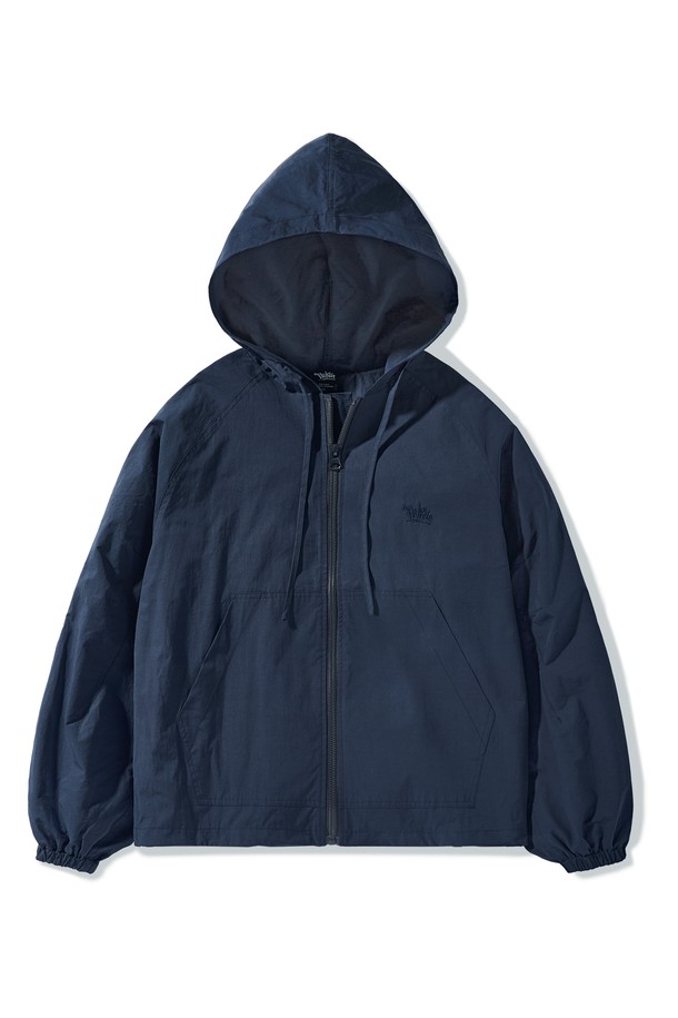 플루크 슬램로고 윈드스토퍼 후드 재킷 FJK124는 남녀 모두 착용 가능한 캐주얼 후드 재킷입니다. 베이지, 네이비, 블랙 3가지 색상으로 출시되었으며, 봄, 가을에 활용하기 좋습니다. 윈드스토퍼 소재로 제작되어 방풍 기능이 뛰어나며, 부드러운 촉감을 제공합니다. 라글란 소매 디자인과 밑단 스트링 조절 기능, 볼륨감 있는 실루엣으로 편안하면서도 스포티한 스타일을 연출합니다. 일상, 산책, 여행 등 다양한 TPO에 매치하여 캐주얼, 스포티, 미니멀한 무드를 즐길 수 있습니다.
