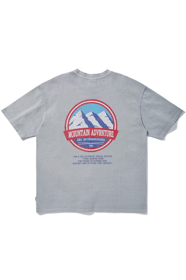 스노우마운틴 어드벤처 반팔 티셔츠 FST735는 남녀 모두 착용 가능한 릴랙스핏의 캐주얼 티셔츠입니다. 부드러운 면 소재에 피그먼트 염색과 고온 염색 처리, 워싱 효과를 더해 편안함과 스타일을 동시에 잡았습니다. 라이트 그레이, 다크 그레이, 블루 그린, 화이트 4가지 색상으로 출시되었으며, 크림 프린팅으로 포인트를 준 그래픽 디자인이 돋보입니다.
