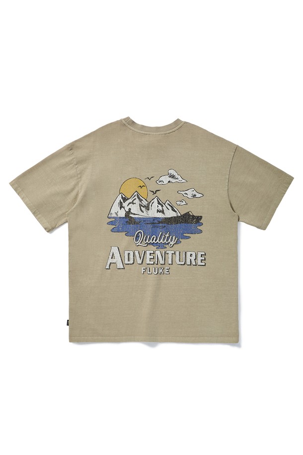 마운틴 어드벤처 크랙 반팔 티셔츠 FST736은 봄, 여름 시즌에 어울리는 캐주얼 티셔츠입니다. 부드러운 면 소재로 제작되었으며, 루즈핏과 릴렉스핏의 편안한 착용감을 제공합니다. 빈티지 스타일과 프린트 무늬가 특징이며, 화이트, 블루그린, 베이지, 네이비, 퍼플, 다크그레이 6가지 컬러로 출시되었습니다. 피그먼트 워싱 처리와 고온 염색 공정으로 자연스러운 빈티지룩과 부드러운 터치감을 선사합니다. 동네 마실룩이나 여행룩으로 활용하기 좋습니다.
