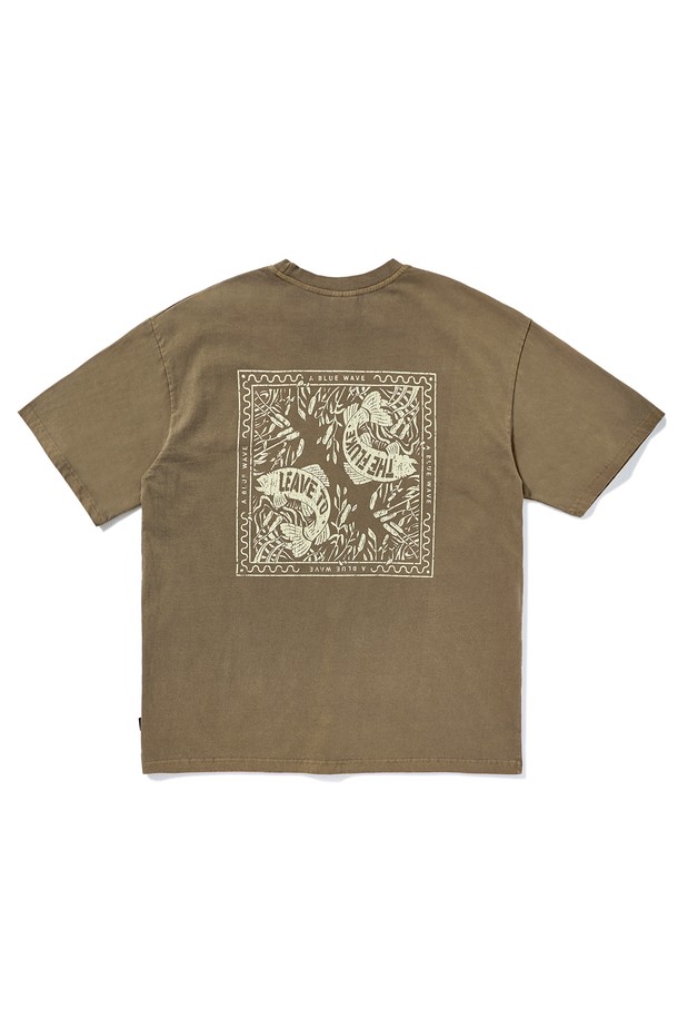 블루웨이브 피그먼트 반팔 티셔츠 (FST733)는 남녀 공용으로 착용 가능한 캐주얼 스타일의 반팔 티셔츠입니다. 부드러운 면 소재에 피그먼트 워싱 가공을 더해 자연스러운 색감과 빈티지한 매력을 살렸으며, 라이트그레이, 다크그레이, 브라운, 화이트 4가지 색상으로 만나보실 수 있습니다. 레귤러핏 라운드넥 디자인으로 일상에서 편안하게 착용하기 좋으며, 워싱 특성상 원단 스크래치, 얼룩, 봉제선 주름이 있을 수 있습니다.
