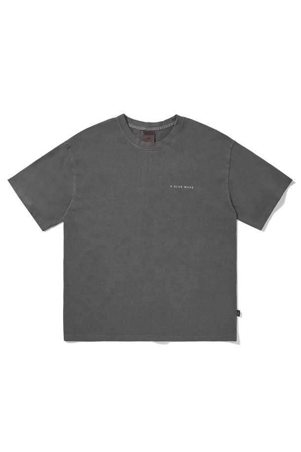 블루웨이브 피그먼트 반팔 티셔츠는 부드러운 면 소재에 피그먼트 워싱 처리하여 자연스러운 색감과 빈티지한 무드를 연출합니다. 라이트 그레이, 다크 그레이, 브라운, 화이트 4가지 컬러로 출시되었으며, 고온 염색 공법으로 제작되어 편안한 착용감을 선사합니다. 시간이 지날수록 특유의 색감 변화를 즐길 수 있으며, 레귤러핏으로 다양한 스타일에 활용하기 좋습니다. (단, 제품별 피그먼트 공정 특성상 색상 차이가 있을 수 있습니다.)
