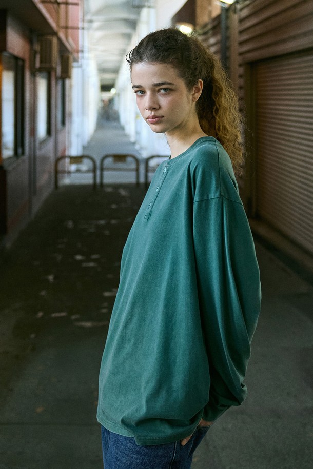 플루크 어반 헤리티지 헨리넥 로고 긴팔 티셔츠 FLT718는 남녀 모두 착용 가능한 캐주얼하고 스트릿한 스타일의 긴팔 티셔츠입니다. 면 소재로 제작되어 부드러운 촉감을 선사하며, 봄, 가을에 착용하기 적합합니다. 헨리넥 디자인에 오버핏으로 편안한 착용감을 제공하며, 빈티지 워싱 가공과 황화 가공 처리로 은은한 멋을 더했습니다. 네이비, 블루그린, 다크그레이 3가지 색상으로 출시되었으며, 목선 늘어짐 방지 테이프, 꼬임 방지 및 수축 방지 기능으로 실용성을 높였습니다.
