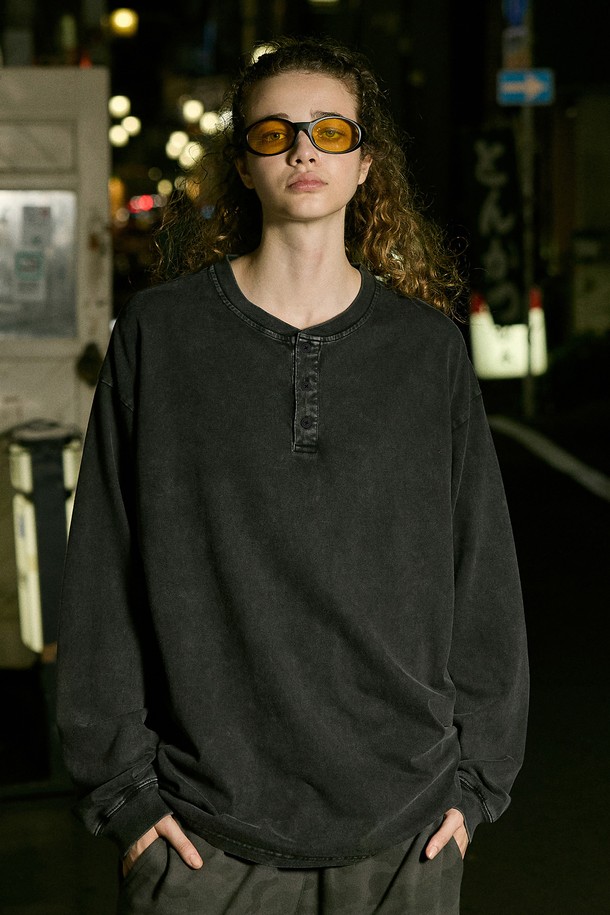 플루크 어반 헤리티지 헨리넥 로고 긴팔 티셔츠 FLT718는 남성용 긴팔 티셔츠입니다. 네이비, 블루그린, 다크그레이 3가지 색상으로 출시되었으며, 봄, 가을에 착용하기 좋습니다. 부드러운 면 소재로 제작되었으며, 헨리넥 디자인과 오버핏으로 편안한 착용감을 선사합니다. 빈티지 워싱 가공, 목테이프 처리, 고온 황화 염색 처리, 자연스러운 워싱감, 로고 자수 디테일이 돋보입니다. 데이트룩, 가을 나들이룩, 캐주얼, 클래식, 스트리트 스타일을 연출하기에 적합합니다.
