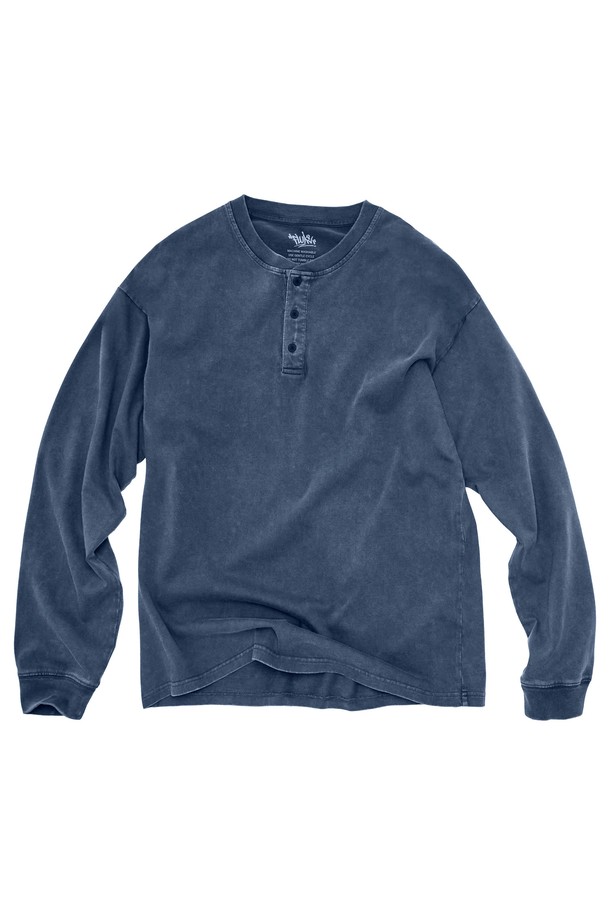 플루크 어반 헤리티지 헨리넥 로고 긴팔 티셔츠 FLT718는 남녀 모두 착용 가능한 긴팔 티셔츠입니다. 네이비, 블루그린, 다크그레이 3가지 색상으로 출시되었으며, 봄, 가을에 일상복으로 활용하기 좋습니다. 헨리넥 디자인에 부드러운 면 소재를 사용하여 편안한 착용감을 선사합니다. 빈티지 워싱 가공과 자수 로고, 헨리넥 테이프 보강 디테일이 돋보이며, 고온 염색 처리를 통해 색상의 변형을 최소화했습니다. 루즈핏과 오버핏으로 제작되어 캐주얼하고 베이직한 스타일을 연출할 수 있으며, 동네 마실룩 또는 가을 나들이룩에 적합합니다.
