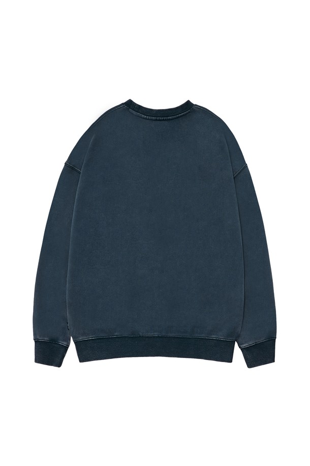 플루크 어치브 아카이브 자수 맨투맨 티셔츠 FMT760-Z는 남녀 모두 착용 가능한 맨투맨 티셔츠입니다. 블루그린, 네이비, 다크그레이 3가지 색상으로 출시되었으며, 일상복으로 활용하기 좋습니다. 봄, 가을, 겨울 계절에 맞춰 스트릿 및 빈티지 스타일을 연출할 수 있으며, 오버핏 또는 릴랙스핏으로 편안하게 착용 가능합니다. 라운드넥 디자인에 면과 폴리에스테르 혼방 소재로 제작되어 부드러운 촉감을 선사하며, 넥 디소시에이션 테이프 처리와 셀프 파워 워싱 가공, 고온 열처리 공정을 거쳐 자연스러운 빈티지 감성을 더했습니다. 데이트룩과 캠핑룩 등 다양한 TPO에 맞춰 스트리트 및 캐주얼 스타일을 완성해보세요.
