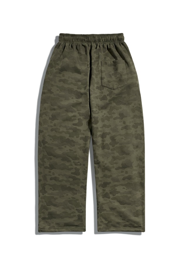 플루크 어반코어 크루 카모 시그니처 로고 스웻팬츠 FTP208-Z는 남녀 모두 착용 가능한 스웻팬츠입니다. 카키와 블랙 2가지 색상으로 출시되었으며, 일상복으로 활용하기 좋습니다. 봄, 가을, 겨울 계절에 적합하며, 스트릿과 캐주얼 스타일을 연출할 수 있습니다. 면과 폴리에스테르 혼방 소재로 제작되어 부드러운 촉감을 자랑하며, 레귤러핏으로 편안하게 착용 가능합니다. 허리 밴딩, 자수 로고, 스톱워싱 가공, 빈티지 무드, 하단 히든 스트링, 포켓 디테일이 특징입니다.
