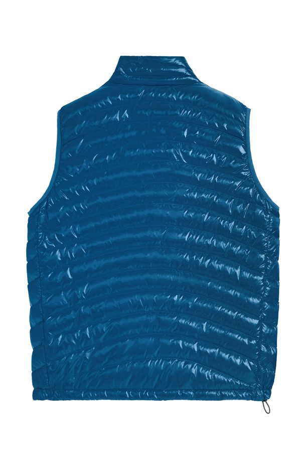 플루크 스트라이드 라이트 다운 베스트 FVT209는 남성용 다운 베스트입니다. 일상 및 캐주얼 스타일, 스포티한 무드 연출에 적합하며, 가을, 겨울 시즌에 따뜻하게 착용할 수 있습니다. 블루, 블랙 2가지 색상으로 출시되었으며, 무지 디자인에 레귤러핏으로 제작되었습니다. 나일론, 폴리에스테르 소재로 제작되어 부드러운 촉감을 제공하며, 두꺼운 두께감으로 보온성을 높였습니다. 집업 스타일의 민소매 패딩 베스트입니다.
