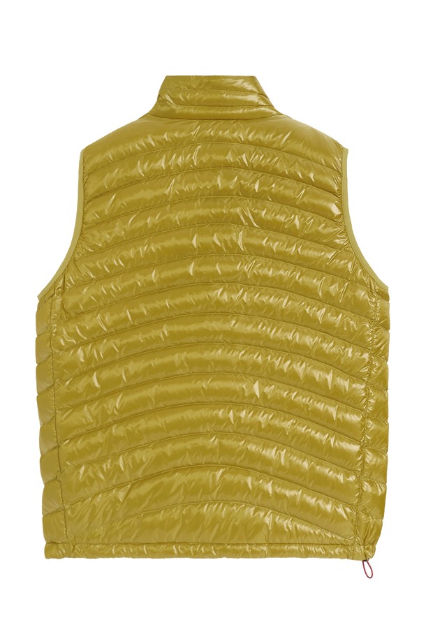 플루크 스트라이드 라이트 다운 베스트 FVT209는 남성용 다운 베스트로, 가을과 겨울에 따뜻함을 제공합니다. 옐로우, 블랙 2가지 색상으로 출시되었으며, 캐주얼 및 스포티 스타일을 연출하기 좋습니다. 무지 디자인에 레귤러핏으로 제작되었으며, 퀼팅 디테일이 돋보입니다. 나일론과 다운 소재를 사용하여 부드러운 촉감과 가벼운 착용감을 선사하며, 보온성과 경량성을 동시에 갖춘 두꺼운 두께의 집업 방식 민소매 아우터입니다.
