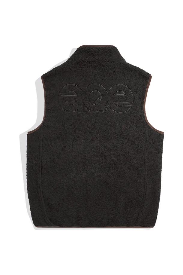 플루크 노스사이드 덤블 플리스 베스트 베이지 FVT208는 캐주얼, 스포티, 미니멀 스타일을 소화하는 남녀 공용 베스트입니다. 덤블 플리스 소재로 제작되어 부드러운 촉감과 두꺼운 두께감으로 뛰어난 보온성을 제공하며 일상 및 아웃도어 활동은 물론 캠핑룩과 산책룩에 활용하기 좋습니다. 레귤러핏에 무지 디자인, 집업 여밈 방식으로 편안하게 착용 가능하며 가을, 겨울 시즌에 따뜻함을 더해줍니다. 베이지 컬러는 어떤 룩에도 자연스럽게 어울려 활용도가 높습니다.
