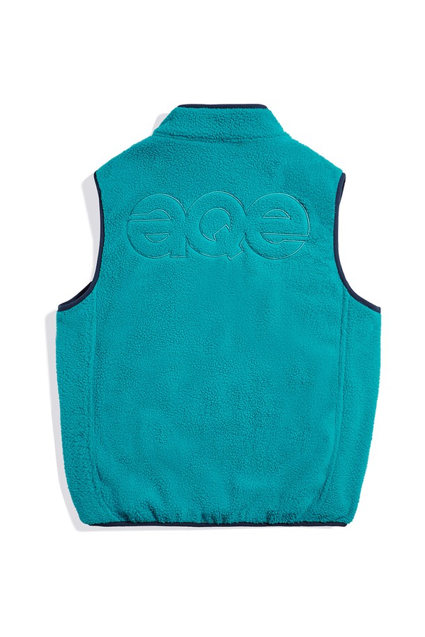 플루크 노스사이드 덤블 플리스 베스트 베이지 FVT208는 덤블 플리스 소재로 제작되어 부드러운 촉감과 뛰어난 보온성을 제공하는 남성용 베스트입니다. 캐주얼하고 스포티한 스타일을 연출하기 좋으며, 가을과 겨울에 따뜻하게 착용할 수 있습니다. 레귤러핏 라운드넥 디자인으로 편안한 착용감을 선사하며, 무지 패턴의 베이지 컬러로 다양한 스타일에 매치하기 용이합니다. 일상생활은 물론 캐주얼한 활동 시에도 활용하기 좋은 아이템입니다.
