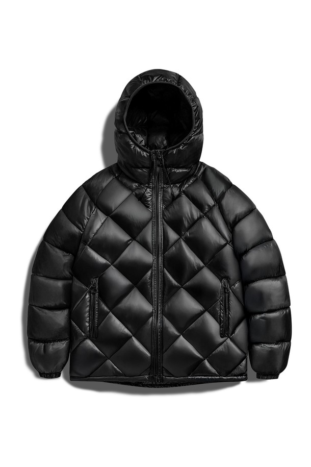 플루크 빅 오크 라이트 다운 재킷 FPJ224는 겨울철 캐주얼 및 스트릿 스타일을 연출하기에 좋은 공용 다운 재킷입니다. 무지 디자인에 오버핏과 크롭 기장으로 트렌디함을 더했으며, 집업 여밈 방식으로 편안하게 착용할 수 있습니다. 부드러운 촉감의 나일론 소재와 퀄팅 디자인, 후드가 적용되어 보온성과 경량성을 동시에 갖춘 숏패딩입니다. 블랙 색상으로 어떤 옷에도 쉽게 매치할 수 있으며, 긴 소매 기장으로 따뜻함을 유지해줍니다.
