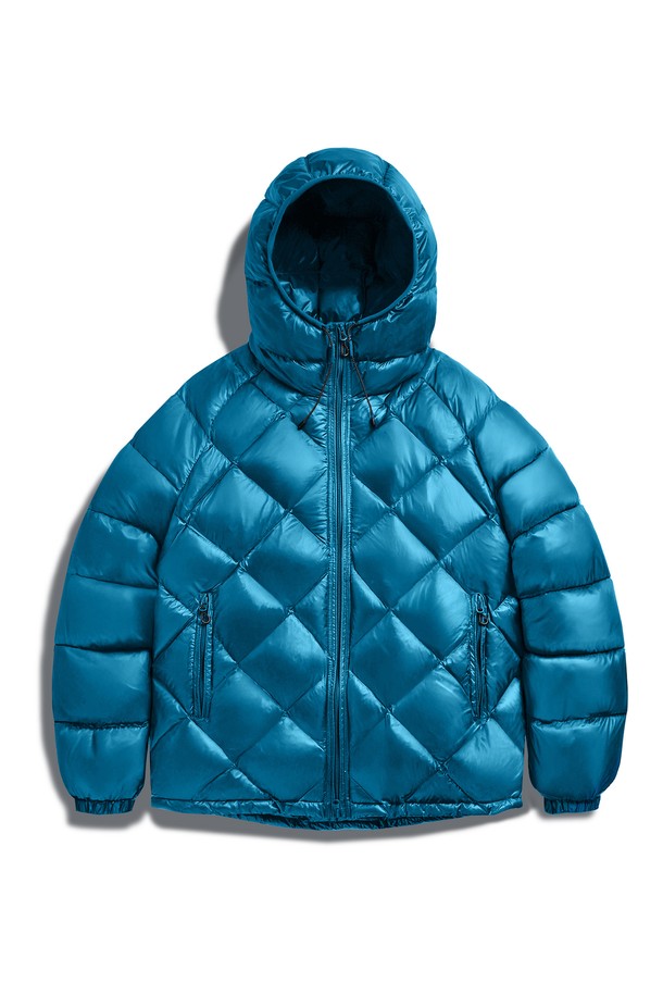 플루크 빅 오크 라이트 다운 재킷 FPJ224는 남성용 겨울 아우터입니다. 블루, 블랙 등 5가지 다채로운 색상으로 출시되었으며, 캐주얼 및 스트릿 스타일을 연출하기에 좋습니다. 나일론 소재의 숏패딩으로, 오버핏 크롭 기장과 퀄팅 디자인, 광택감이 특징입니다. 보온성과 경량성을 갖춘 실용적인 아이템으로, 부드러운 촉감의 안감(패딩)으로 편안한 착용감을 선사합니다. 집업 방식으로 간편하게 착용 가능하며, 무지 디자인으로 다양한 룩에 활용하기 좋습니다.
