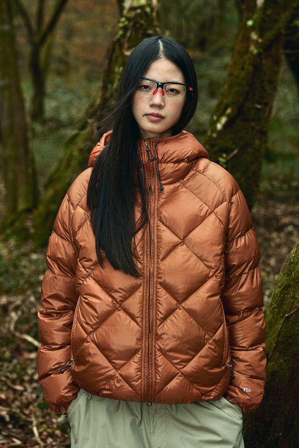 플루크 빅 오크 라이트 다운 재킷 FPJ224는 남녀 모두 착용 가능한 캐주얼 및 스포티 스타일의 숏패딩입니다. 오렌지, 브라운 등 5가지 컬러로 출시되었으며, 겨울철 일상에서 가볍고 따뜻하게 착용하기 좋습니다. 나일론 소재로 제작되어 부드러운 촉감을 제공하며, 두꺼운 두께감으로 보온성을 높였습니다. 오버핏 디자인에 후드, 퀼팅, 라이트다운 특징을 더해 활동성과 스타일을 모두 잡았습니다. 집업 여밈 방식과 긴 소매 기장으로 편안함을 더했습니다.
