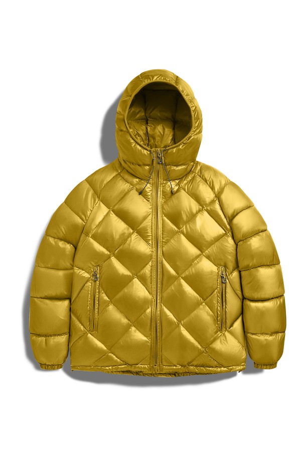 플루크 빅 오크 라이트 다운 재킷 FPJ224는 남녀 모두 착용 가능한 오버핏 스타일의 숏패딩입니다. 옐로우와 블랙, 두 가지 색상으로 제공되며, 캐주얼 및 스트릿 스타일을 연출하기 좋습니다. 두꺼운 두께감과 부드러운 촉감의 나일론 소재를 사용하여 겨울철에도 따뜻하게 착용할 수 있습니다. 퀄팅 디자인과 경량의 특징으로 활동성을 높였으며, 집업 스타일로 간편하게 입고 벗을 수 있습니다. 안감이 패딩 처리되어 보온성을 더했습니다.
