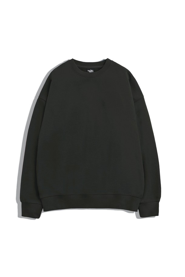 플루크 라이트 데이오프 오버핏 맨투맨 티셔츠 FMT901은 남녀 모두 착용 가능한 캐주얼하고 베이직한 스타일의 상의입니다. 부드러운 면 소재로 제작되어 봄, 가을, 겨울 계절에 두껍게 입기 좋으며, 라운드넥과 긴 소매 디자인으로 편안한 착용감을 선사합니다. 무지 패턴의 블랙 컬러로 어떤 하의에도 잘 어울리며, 오버핏으로 트렌디한 스타일을 연출할 수 있습니다. 데이오프(Day Off) 컨셉으로 제작되어 일상복으로 활용하기 좋습니다.
