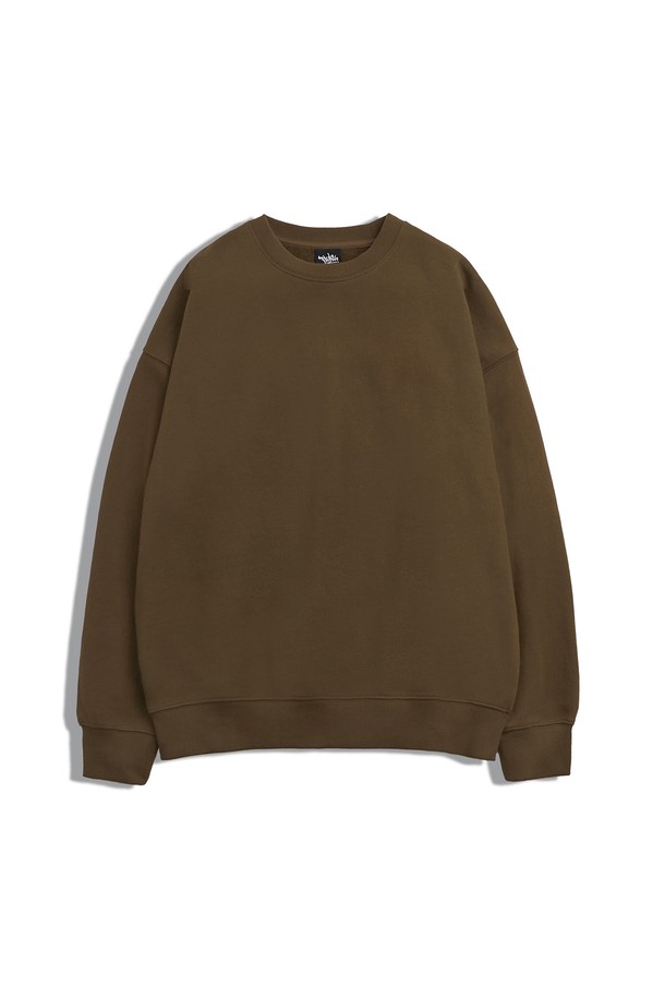 플루크 라이트 데이오프 오버핏 맨투맨 티셔츠 FMT901은 부드러운 면 소재로 제작되어 편안한 착용감을 선사합니다. 넉넉한 오버핏과 라운드넥 디자인으로 베이직하면서도 캐주얼한 스타일을 연출하며, 브라운 컬러는 어떤 옷에도 잘 어울립니다. 봄, 가을, 겨울 세 계절 모두 활용 가능한 실용적인 아이템으로, 두꺼운 두께감으로 따뜻함을 더합니다. 무지 디자인으로 미니멀하고 클래식한 분위기를 강조하여 데일리룩에 활용하기 좋습니다.
