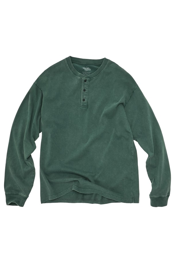 플루크 어반 헤리티지 헨리넥 로고 긴팔 티셔츠 FLT718는 남녀 모두 착용 가능한 캐주얼하고 스트릿한 스타일의 긴팔 티셔츠입니다. 면 소재로 제작되어 부드러운 촉감을 선사하며, 봄, 가을에 착용하기 적합합니다. 헨리넥 디자인에 오버핏으로 편안한 착용감을 제공하며, 빈티지 워싱 가공과 황화 가공 처리로 은은한 멋을 더했습니다. 네이비, 블루그린, 다크그레이 3가지 색상으로 출시되었으며, 목선 늘어짐 방지 테이프, 꼬임 방지 및 수축 방지 기능으로 실용성을 높였습니다.
