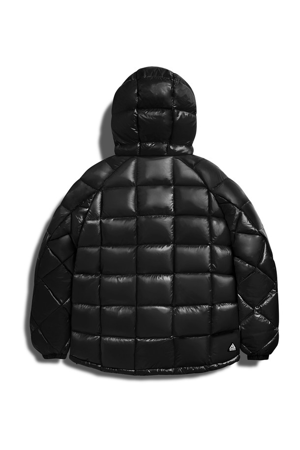 플루크 빅 오크 라이트 다운 재킷 FPJ224는 겨울철 캐주얼 및 스트릿 스타일을 연출하기에 좋은 공용 다운 재킷입니다. 무지 디자인에 오버핏과 크롭 기장으로 트렌디함을 더했으며, 집업 여밈 방식으로 편안하게 착용할 수 있습니다. 부드러운 촉감의 나일론 소재와 퀄팅 디자인, 후드가 적용되어 보온성과 경량성을 동시에 갖춘 숏패딩입니다. 블랙 색상으로 어떤 옷에도 쉽게 매치할 수 있으며, 긴 소매 기장으로 따뜻함을 유지해줍니다.
